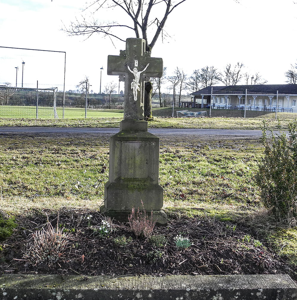 Kreuz am Sportplatz